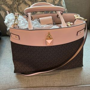 Excellent used condition Michael Kors crossbody bag